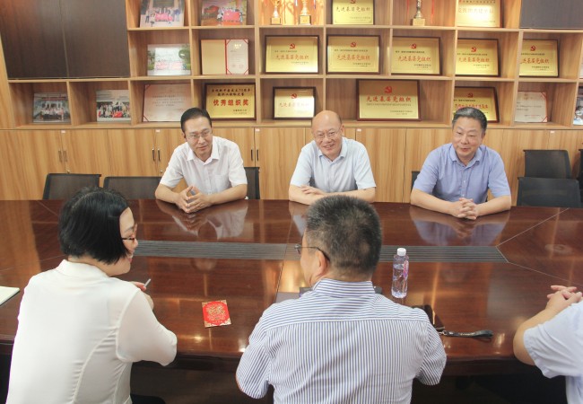校领导周新发慰问威廉希尔教师
